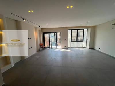 Apartment with two rooms for sale in Hyde Park in front of Mayfair, directly on the southern 90 in the heart of the Golden Square