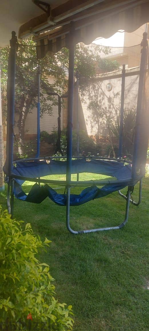 Trampoline for 6 kids capacity 4