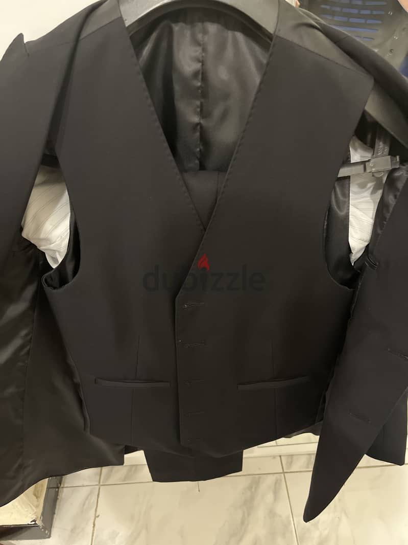 Tie house suit 3