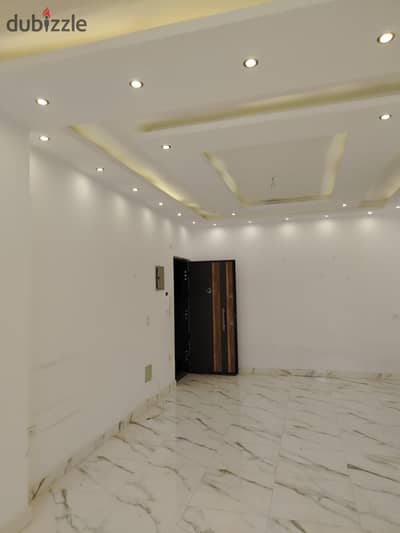 شقة للإيجار مع جراج خاص - اللوتس الجنوبية، التجمع الخامس *Apartment with Private Garage for Rent - South Lotus, New Cairo* المساحة: 140 م²   الدور: الثالث "يوجد أسانسير"   - 3 غرف نوم "منهم غرفة ماستر"   - 2 حمام   - ريسيبشن   - مطبخ   - جراج خاص  *الإيجا
