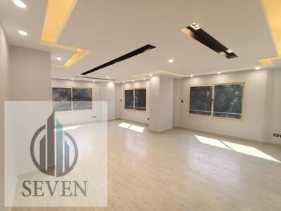 Administrative office for rent, 450 m², licensed, air-conditioned, prime location at Sarayat Al Maadi for major companies.