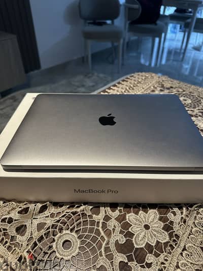 Macbook pro m1 2020 كالجديد
