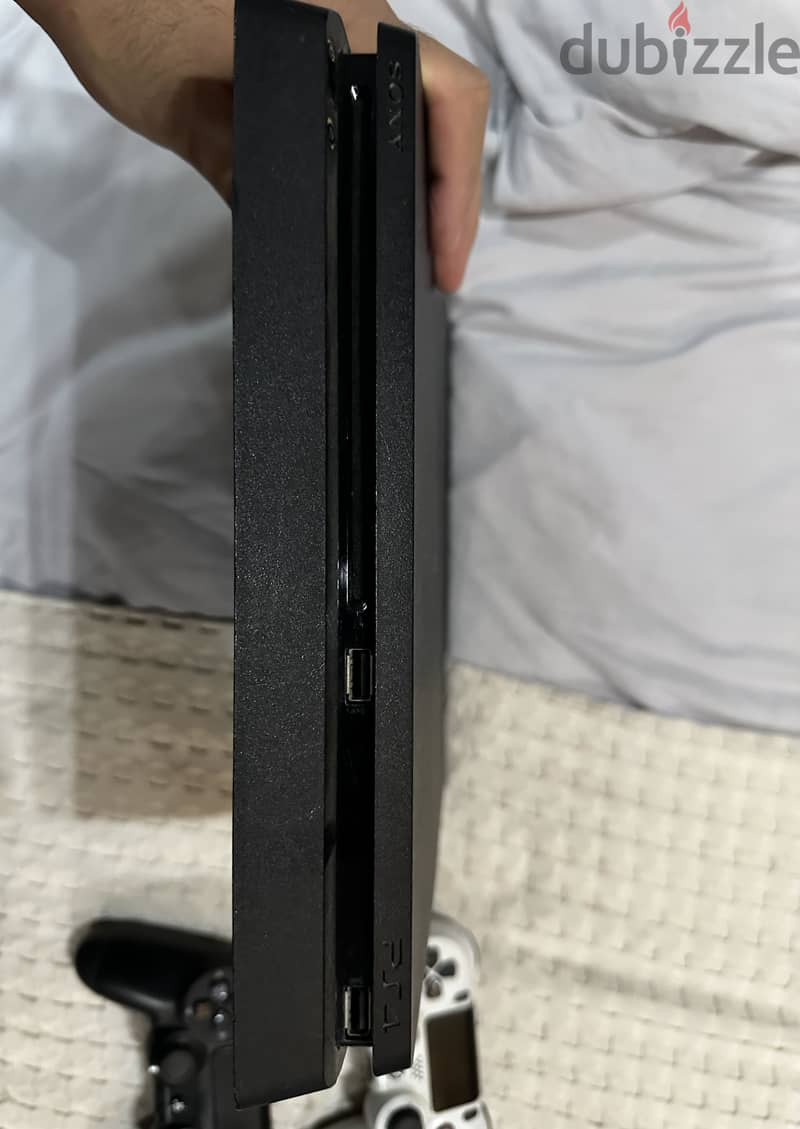 PS4 Slim 500GB + 2 Original Controllers – Good Condition 1