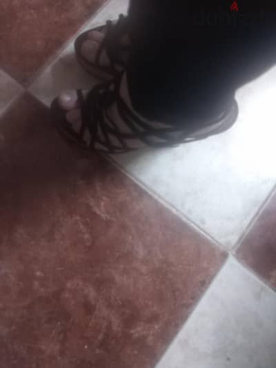 صندل أسود كعب دبابه دهبي من المملكه السعوديه
