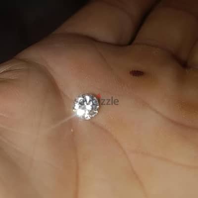 للبيع  لاصحاب الذوق الرفيع ماسه بقطع دائري brilliant cut . لسرعه البيع
