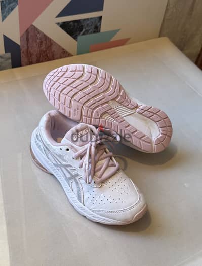 كوتشي asics اوريجينال مقاس 32  مستخدم حالته كالجديد