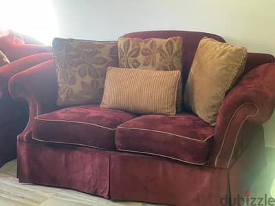 كنب بحاله ممتازه خشب زان فرشها ممتاز  والمخدات ريش مش إسفنج  ٢+٢+٣