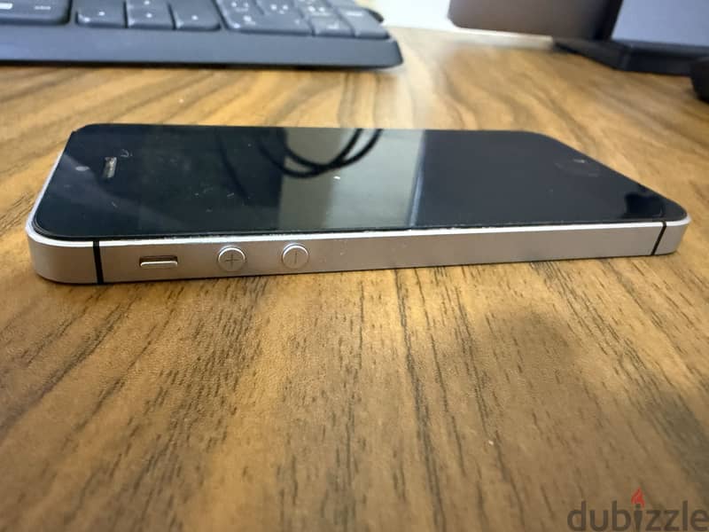 Apple - iPhone SE - 32 GB - 2016 3
