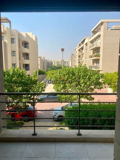 شقة للايجار كمبوند المراسم بالتكييفات و المطبخ