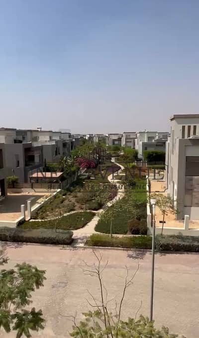 افضل سعر فى السوق فيلا مودرن 4 غرف استلام فوري  فى Hyde park new cairo بموقع مميز تطل على حديقة