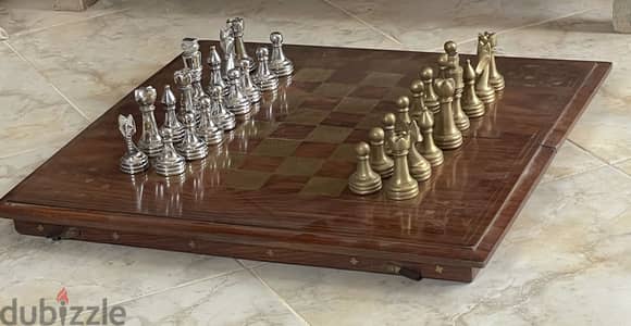 board with heavy brace pieces رقعة شطرنج   مع قطع نحاسيه ثقيلة