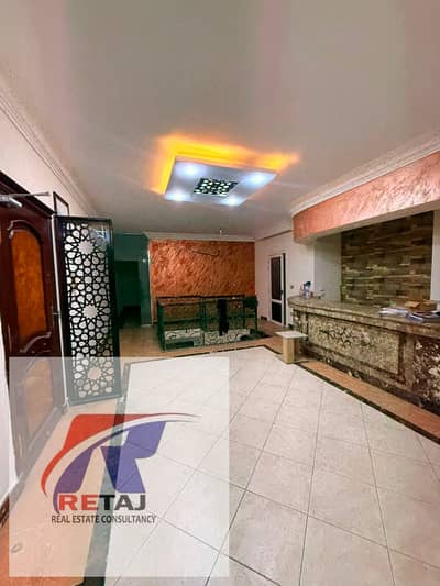 Duplex for rent in a prime location on the main Mostafa Kamel Axis, within the Al-Yasmeen 2 Villas area (opposite "Fuel Up"). Features a garden view a