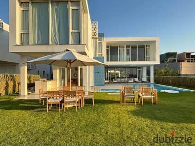 فيلا استاندالون جاهزة بالكامل صف اول fully seaview في قلب خليج راس الحكمة وفيو خيالي في الساحل الشمالي بالقرب المارينا و العالمين و ساوث ميد للبيع