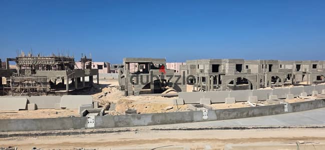 للبيع في بلايا غزالة شاليه أرضي مساحة مبنية واسعة ولاند ضخمة في الصف الخامس أربع غرف نوم وغرفة خادمة فيو خلفي على اللاجون خطوات معدودة من الشاطئ نصف تشطيب استلام فوري بسعر طلب مميز