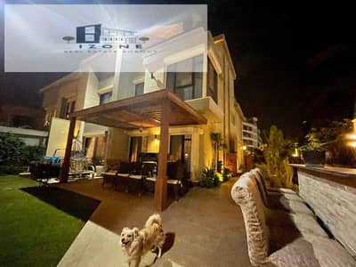 توين هاوس بيع تشطيب كامل وأسانسير بانوراما في سوديك فيليت New Cairo أرض 400م مباني 313م 5 غرف 5 حمامات ورخصة حمام سباحة