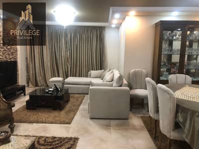 شقة للايجار في كمبوند تيجان ١ بموقع مميز