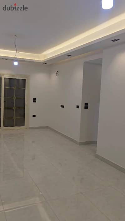 Apartment for rent in South Lotus; located on an intermediate floor; elevator and natural gas available.