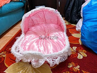 سرير بيبي Bassinet وردي بالدانتيل – حالة جيدة