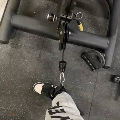 لو بتتمرن على أجهزة الـCable وعايز تستهدف الـGlutes والرجلين بشكل أفضل