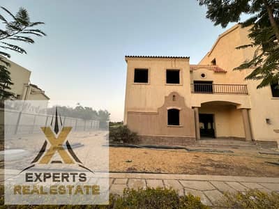 فيلا للبيع في مدينتي مباشرة علي البحيرات بدون تشطيب قريبه من نادي الجولف