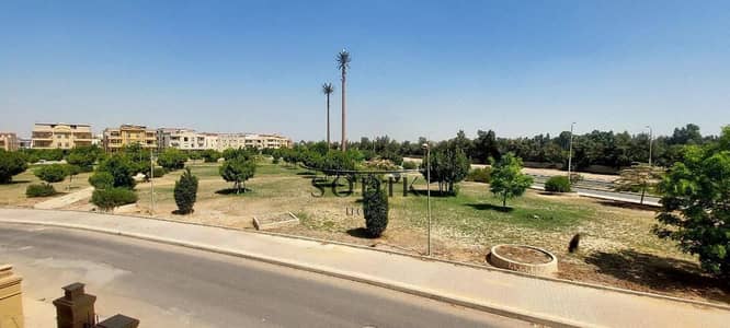 امتلك شقه ارضى بجاردن 170 متر بجاردن امامى 50متر وفيوو جاردن حصه بالجراج والارض ولاسانسير