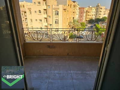 شقة للبيع - ٢٠٠ متر مربع - جاهزة للسكن - موقع مميز - إطلالة مفتوحة - الطابق الثاني - ٣ غرف نوم - حمامان - نصف تشطيب
