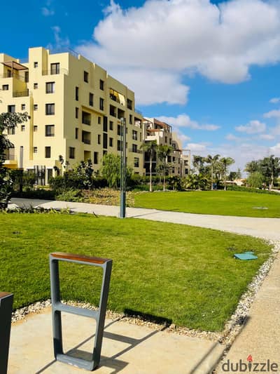 شقة للبيع فى او ويست من اوراسكوم بسعر مميز و لوكيشن لاند سكيب الكمبوند ساكن وعايش وبه كل الخدمات .