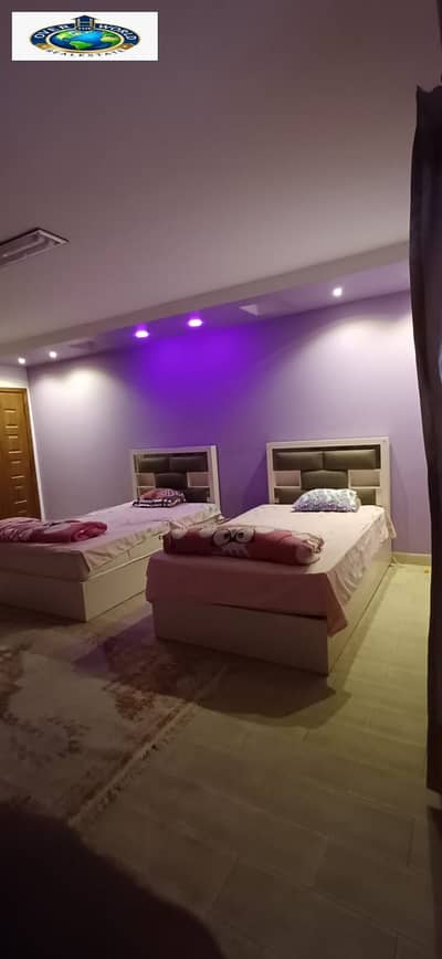 Furnished apartment for rent in Zahra Al-Maadi, Lower Al-Miraj. First occupancy, consisting of three bedrooms and reception, 2 bathrooms, and a large kitchen. Air-conditioned, Wi-Fi, natural gas, sixth floor, elevator.