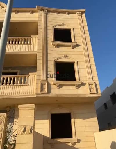 Your apartment in the Al-Qarnfal Villas (8) directly behind the Attorney General, overlooking a main street in front of the mall, immediate delivery stone façade.