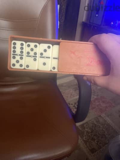 دومنه مع لوح خشب عموله
