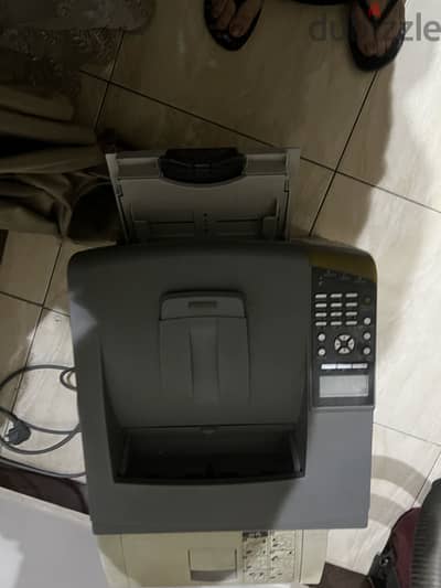 هو Ricoh Aficio SP 4310، طابعة ليزر أبيض وأسود، ومعاها درج إضافي