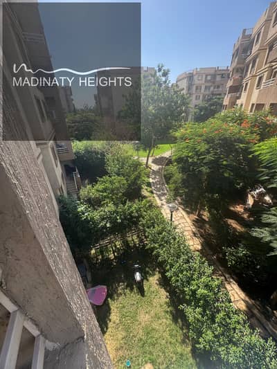 شقة للبيع في مدينتي B6  مساحة 103 متر الدور الثاني فيو جاردن مميز شارع رئيسي 3 غرف نوم 2 حمام ريسبشن مطبخ خالصة كاش بالكامل عدادات مياه وكهرباء وغاز تشطيب جاهز للسكن  موقع مميز جدًا بجوار الخدمات خطوات من السويس بارك خطوات من ستريب مول دقائق من All Season