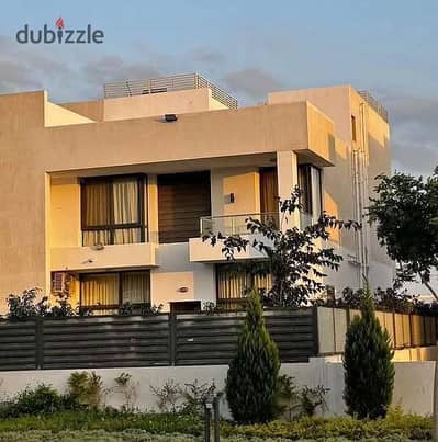 Townhouse RTM with Stunning View in Lake West, next to Beverly Hills