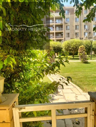 Opportunity for investment and upscale living in the heart of my city (B7)  ​for cash sale, ground floor apartment with a garden featuring luxurious hotel finishes (Talat Mostafa) - fully paid.  ​Unit details: ​Area: 90 m² net.  ​Private garden: 45 m² (excellent view and distinctive green space).  ​Internal division: