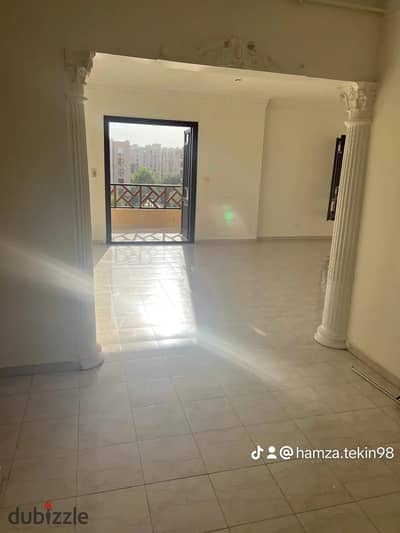 شقه مميزه جدا للايجار 221متر تشطيب مميز جدا ونظيفه بالمرحله الخامسه دور رابع تطل علي جاردن بحري