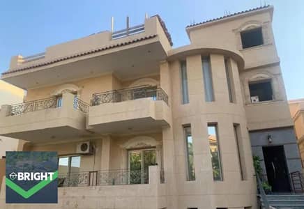 فيلا للبيع - مساحة 600 متر مربع - تشطيب كامل - جاهزة للسكن - موقع مميز - إطلالة على الحديقة