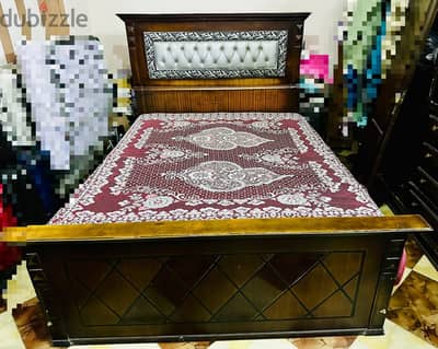 غرفة نوم كاملة بتصميم كلاسيك بحالة جيدة ( سرير دبل + دولاب + مرتبة )