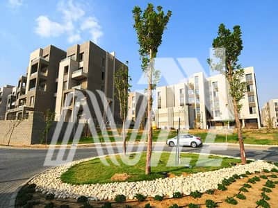 شقه  مميزه للبيع بموقع متميز وفيو علي مساحات خضرا في بالم هيليز - village gate - new cairo