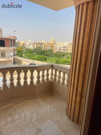 شقة فاخرة واجهة بحرية صريحة للإيجار على بعد خطوات معدودة من كمبوند ومول ووتر واي Waterway بقلب فيلات البنفسج 9 بالقرب من شارع التسعين الشمالي ومحور السادات بمدينة القاهرة الجديدة!