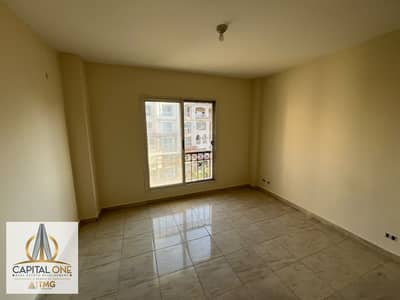 For rent in B1: 135 sqm apartment with a wide garden view.  3 bedrooms and 2 bathrooms.  Group 17.  The apartment is in excellent condition.  Just a t