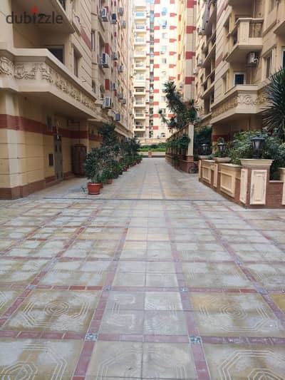 شقه للايجار السكني 210م بسموحه(كمباوند حدائق السرايا )كمباوند متكامل الخدمات