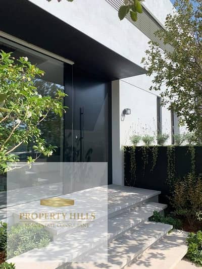 Villa with a landscape view, ready for viewing, in the most prestigious location in New Cairo, at the lowest price on the market.