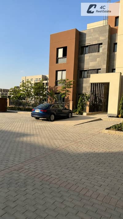 VILLA TOWNHOUSE fOR sale ready to move - fully finished - open view - very prime location - for sale in palm hills new cairo