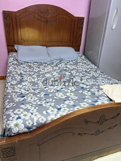سرير خشب لون بني