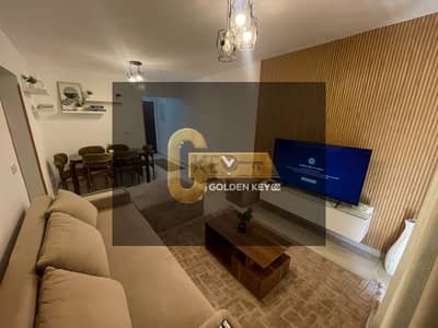 شقة مفروشة بالكامل بتصميم مودرن راقي وتشطيبات خاصة وتقسيمة عملية وموقع مميز بالقرب من جميع الخدمات ومناسبة للسكن الراقي والراحة والخصوصية