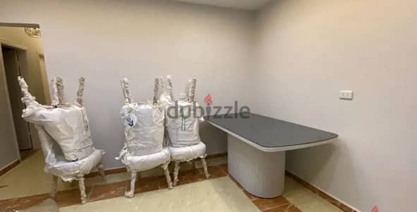 ترابيزه سفره ٦ كراسي الترابيزه لونها ابيض في دلفتين تخزين من دمياط