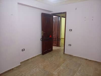 100 m apartment for annual rent, modern family or groom, super lux finishing, all utilities available: water, electricity, and natural gas. Three bedrooms, two-part reception, kitchen, bathroom, second floor, Upper Alexandria, Al-Ajami, October entrance, before the gate.