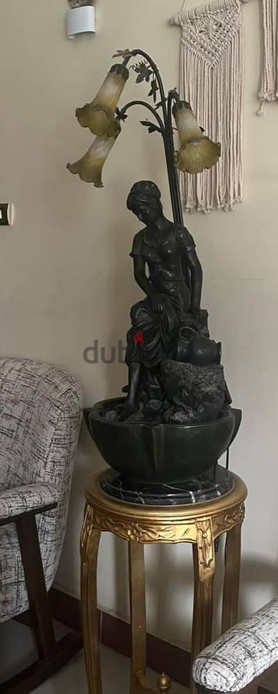 نافورة وأباجورة مع ترابيزة