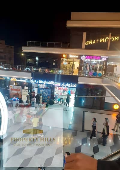 استلام فوري بأقل سعر في الماركت محل متأجر لبراند بعائد وارباح 82الف شهريا بزياده سنويه في اميز لوكيشن في التجمع عند بوابه الرحاب بالقرب من محور السادات