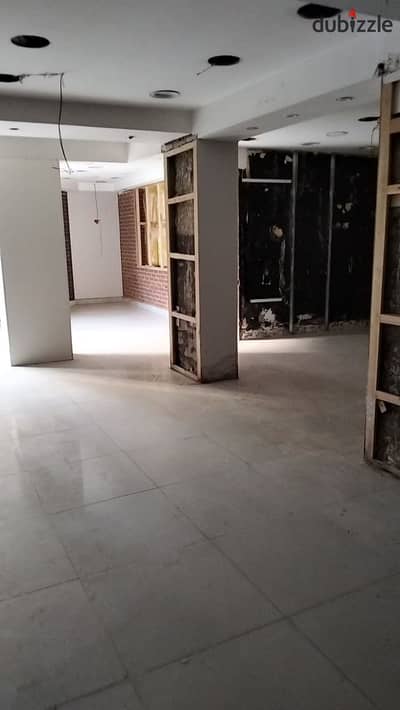 Commercial space for rent with a net area of 250 meters. The shop needs a bit of work, it is located in a very distinguished location, on a very lively and main street, located in Maadi.